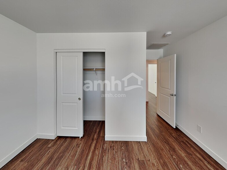 Building Photo - 4308 S 105th Dr