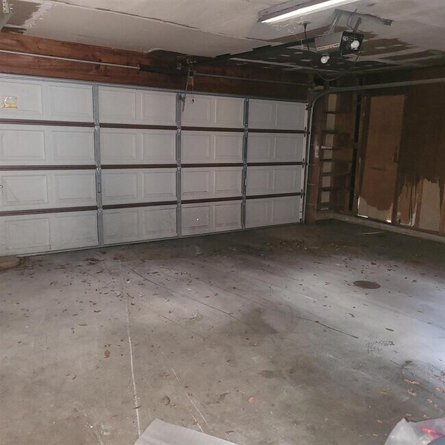Building Photo - 3106 Oakmont Dr