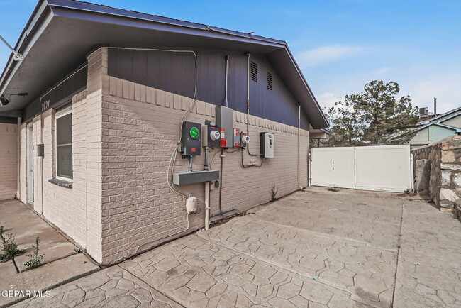 Building Photo - 2624 Lake Victoria Dr