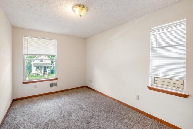 Building Photo - 528 Avon St