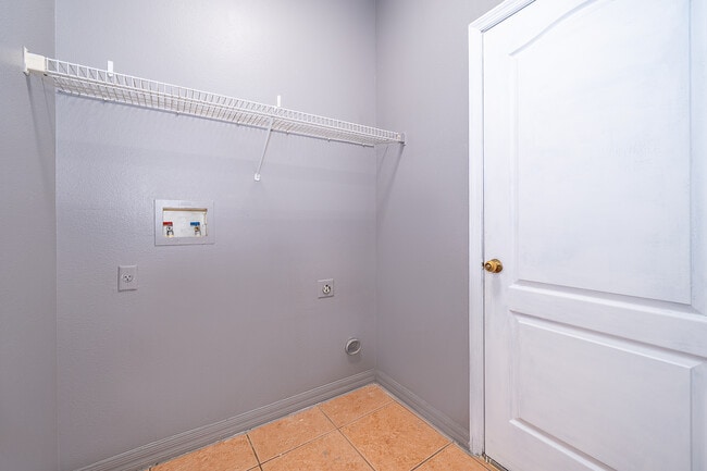 Building Photo - 10831 Leader Ln