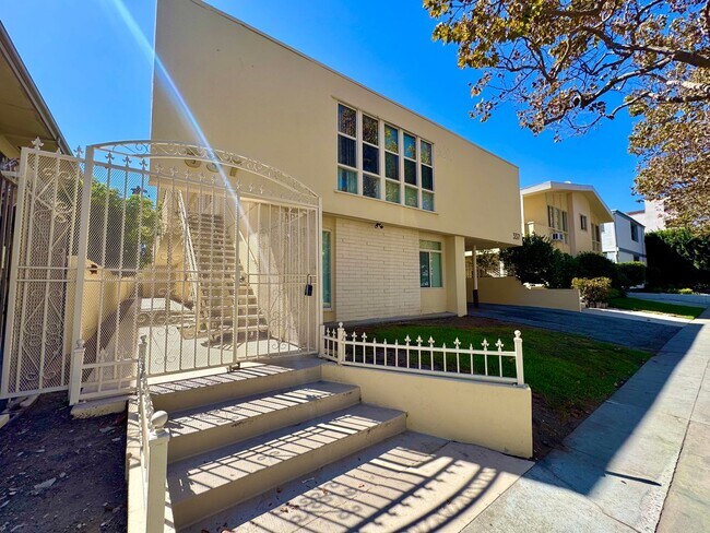 Building Photo - 337 Rexford Dr