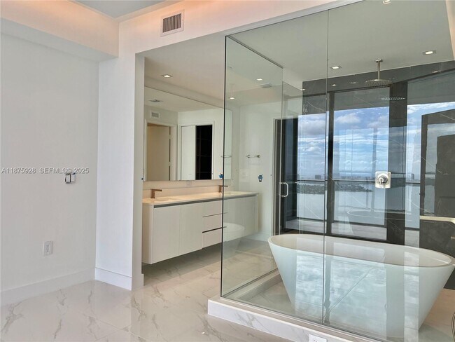 Building Photo - 700 NE 24th St