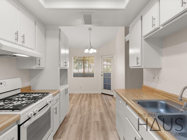 Building Photo - 2.5 Bed + 1.5 Bath + 2 Car Garage + Centra...