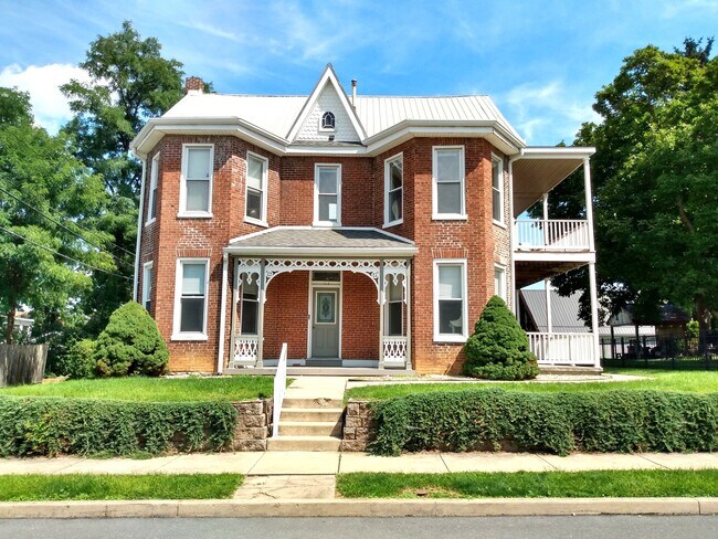 Building Photo - 519 Nelson St
