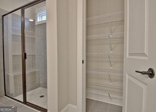 Building Photo - 190 Redhaven Dr