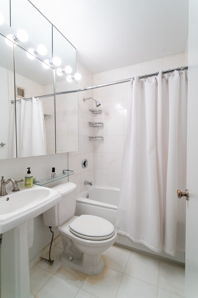 Building Photo - 161 W 61st St