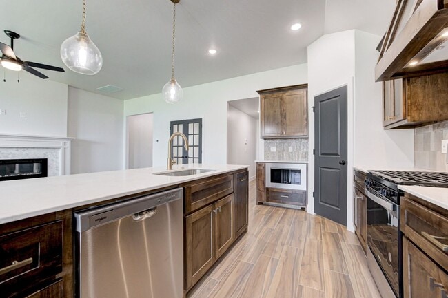 Building Photo - Brand New Home In Mustang!