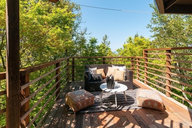 Building Photo - 1100 Bayhills Dr