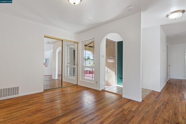 Building Photo - 2111 Shasta Dr