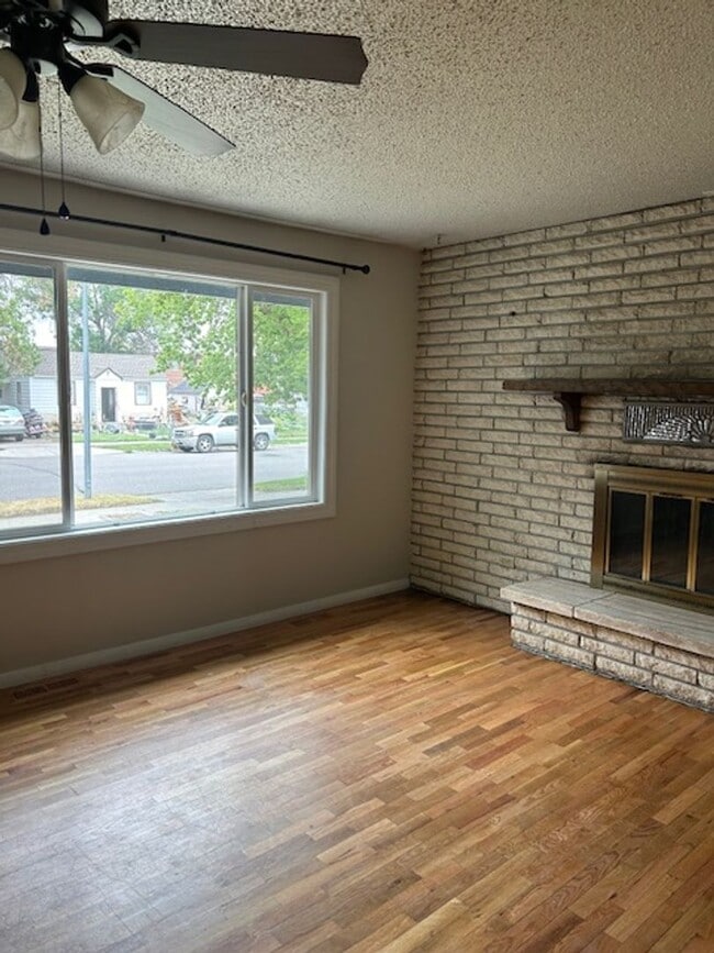 Building Photo - 934 Custer Ave