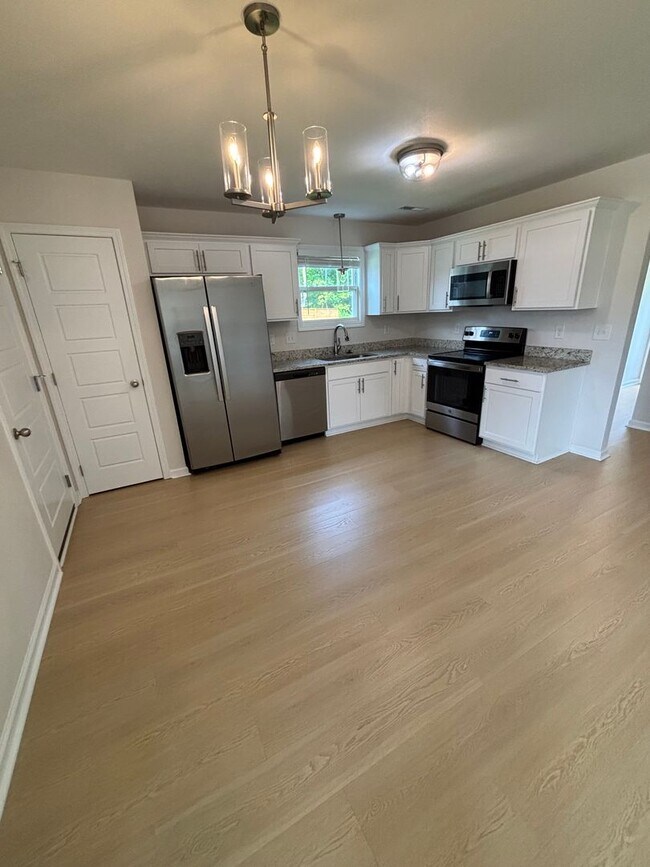 Building Photo - Charming Home in Sango!