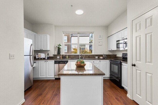 Building Photo - Spacious 2-Bed, 2-Bath Townhome Near Lynnwood & Mill Creek – Modern Comfort & Prime Location!