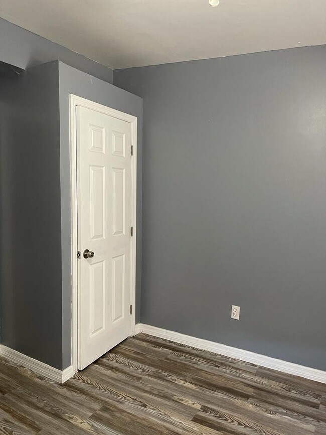 Building Photo - 2524 Hiland St