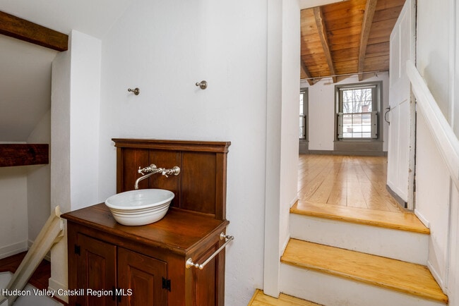 Building Photo - 43 Crown St