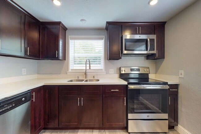 Building Photo - Beautiful and Cozy 2BR 1BA Apartment w/ 1 Car Garage + Fenced Yard + Quartz Countertops in Roseville