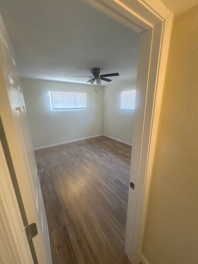 Building Photo - 2746 W Glenrosa Ave