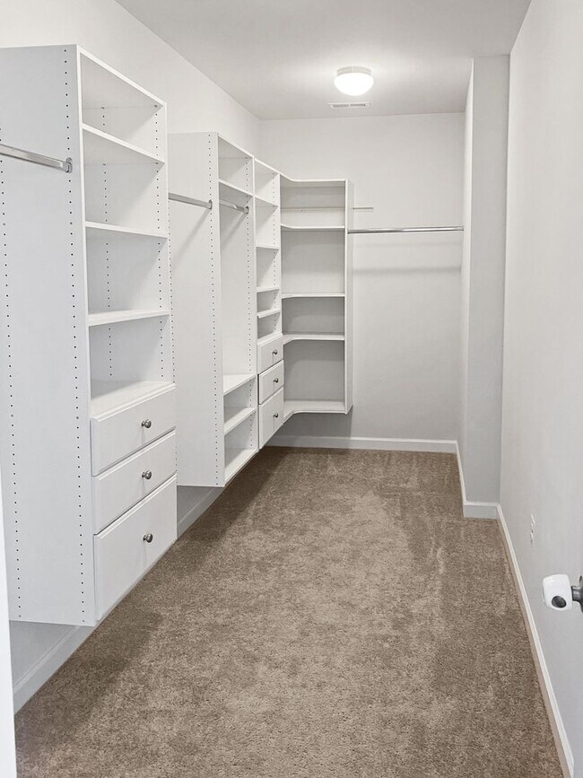 Building Photo - Spacious Townhome with MOVIE STAR Primary Closet!!!!