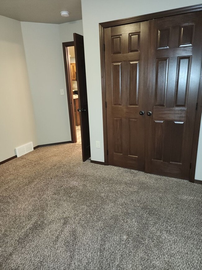 Building Photo - Three bedroom two bathroom Twin home