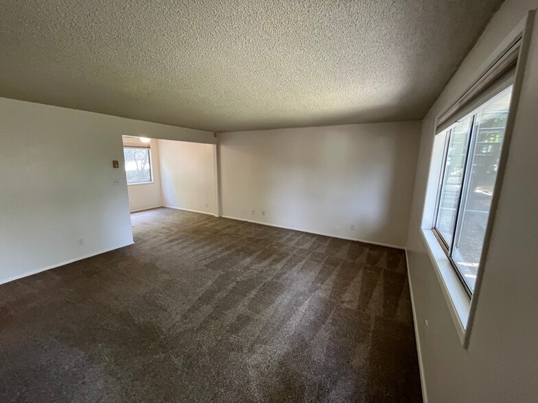 Building Photo - 567 Fairview St