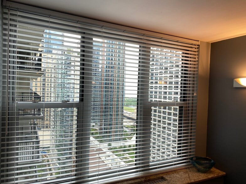 Building Photo - 400 E Randolph St