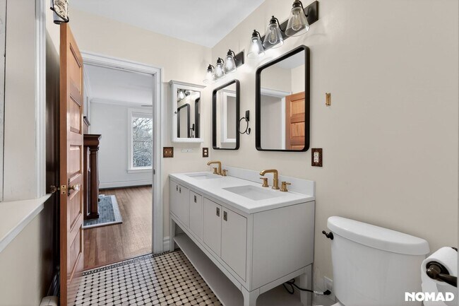 Building Photo - 910 N Clarkson St