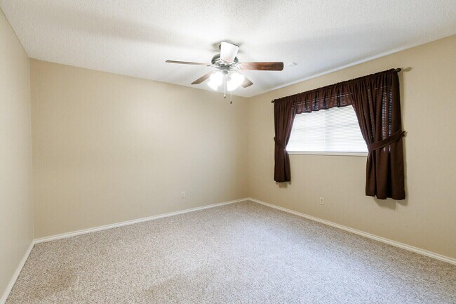 Building Photo - 3406 65th Dr
