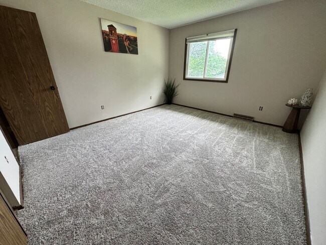 Building Photo - 3 bed, 1.5 bath duplex for rent in Cedar Falls