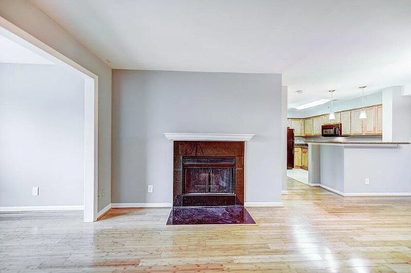 Building Photo - 3176 Summit Square Dr