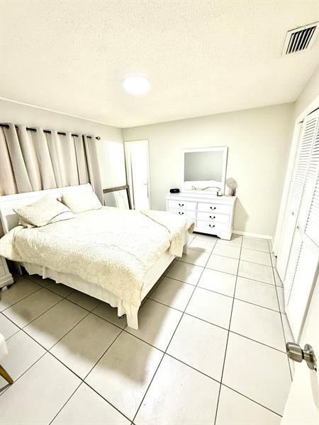 Building Photo - 3880 Woodside Dr