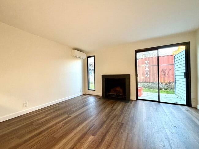 Building Photo - **$1000 DEPOSIT + TWO WEEKS FREE RENT** Spacious Townhouse in the Heart of Garden Home~ New LVP F...