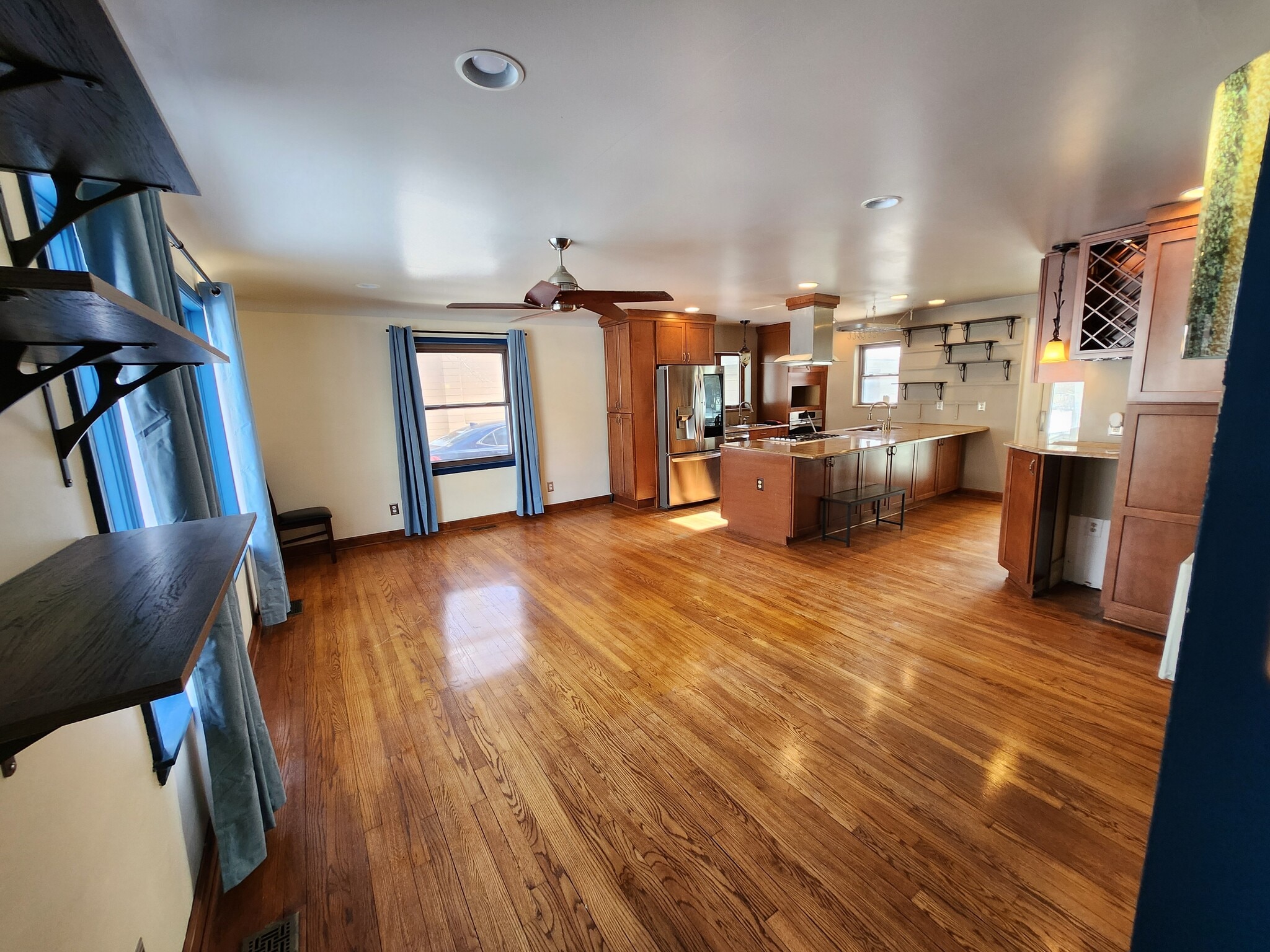 Front room - 31441 Sheridan St