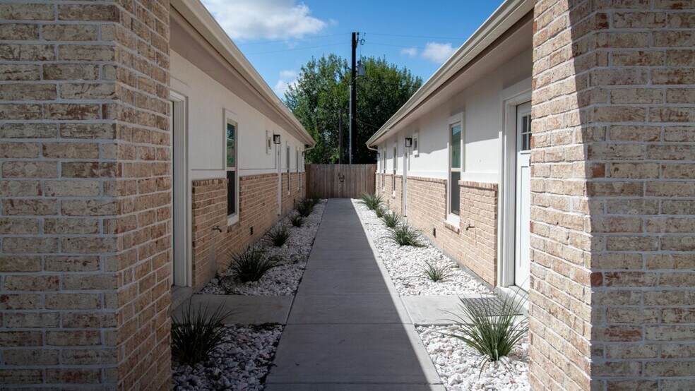 Building Photo - 312 E Magnolia Ave