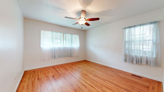 Building Photo - Spacious 2 Bedroom 1 Bathroom Available In...