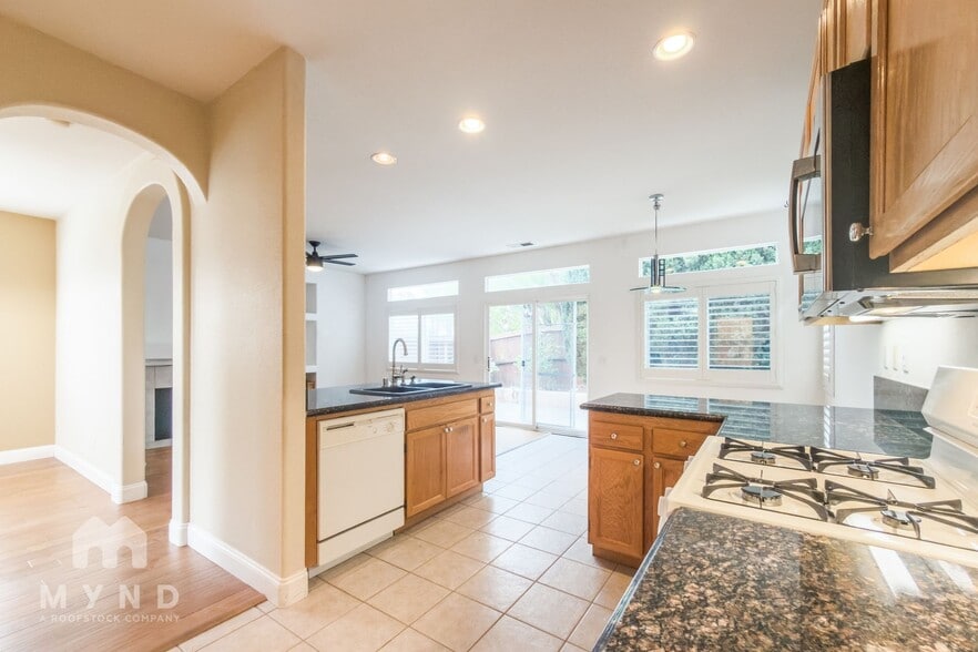 Building Photo - 305 Diamante Way