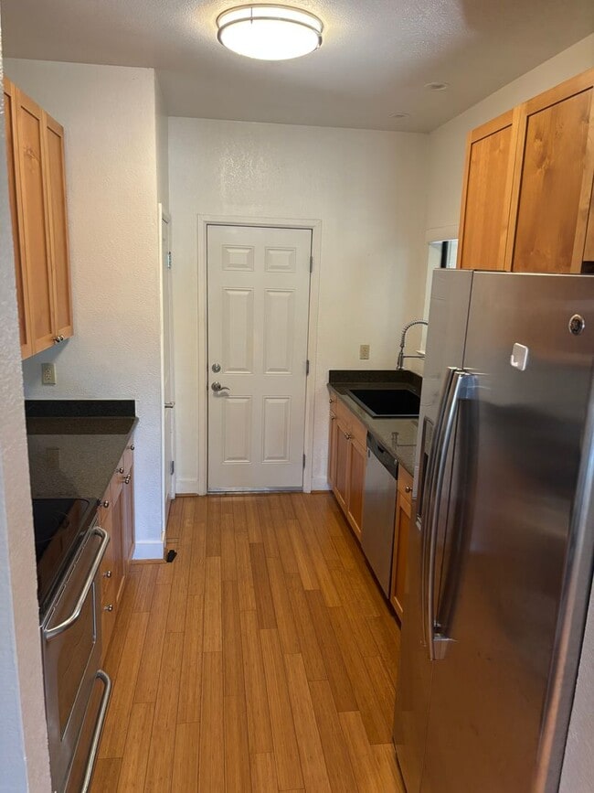 Building Photo - Gorgeous Two-Bedroom Condo with Golf Cours...