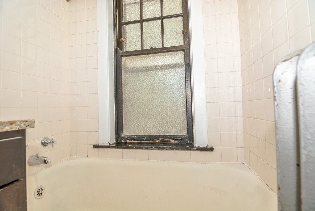 Building Photo - 2208 W Ainslie St