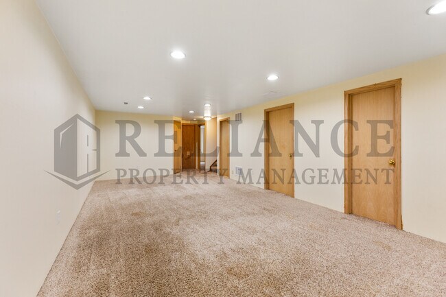 Building Photo - 621 S Longbranch Dr