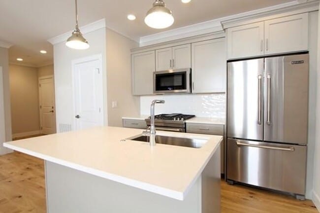 Building Photo - Room Available in Modern 2BR Condo – Jeffr...