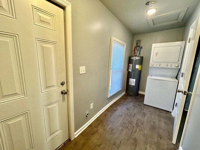 Building Photo - 1 Bedroom House Downtown!