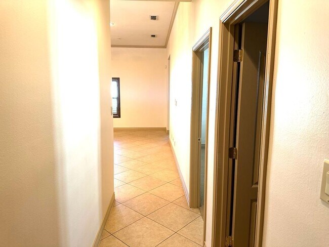 Building Photo - 2610 Vineyard Loop
