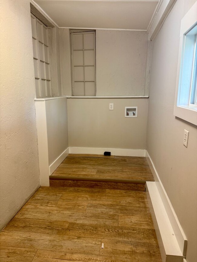 Building Photo - Ready to show!