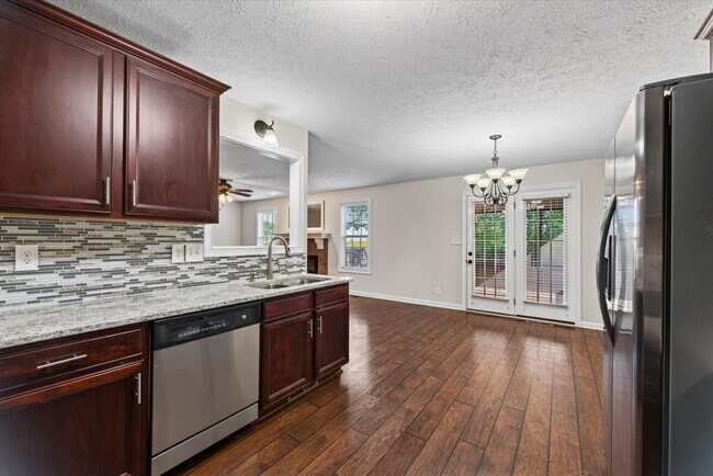 Building Photo - 566 Falkland Cir