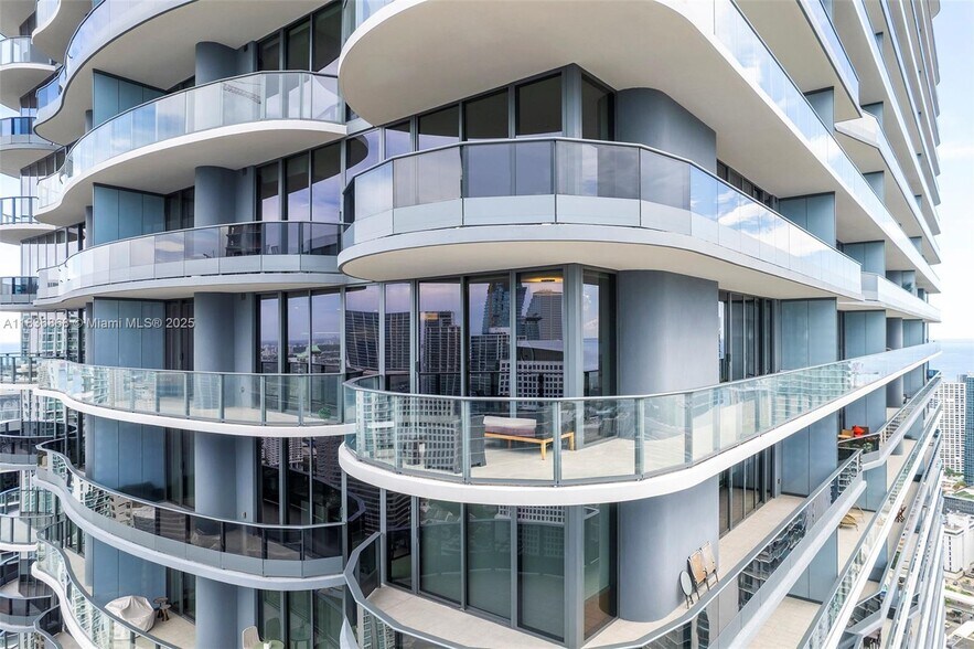 Building Photo - 1000 Brickell Plz