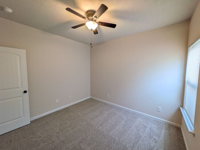 Building Photo - 859 Westlawn Dr