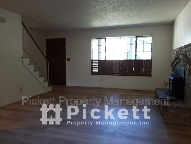 Building Photo - 770 NW Apple Blossom Loop