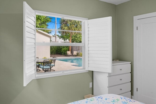 Building Photo - 611 N Palmway