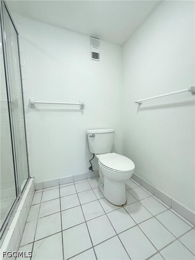 Building Photo - 2264 Winkler Ave