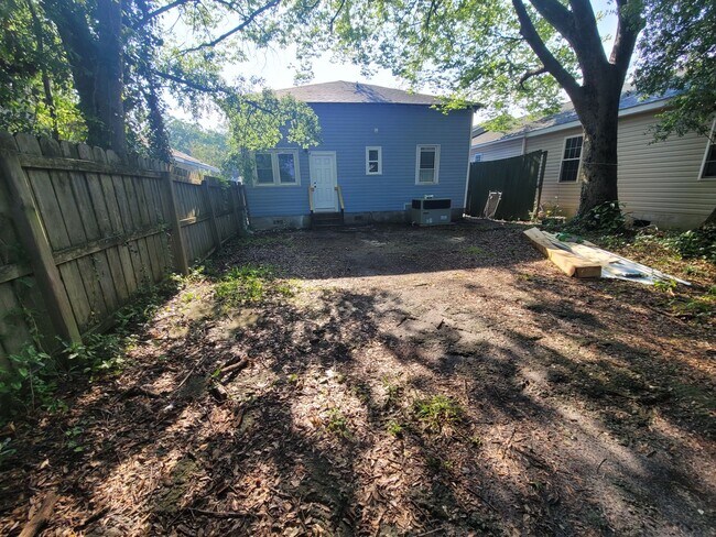 Building Photo - Newly renovated 4 bed 2 bath home in the h...