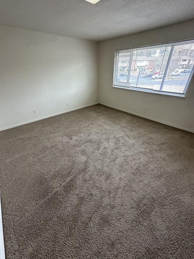 Building Photo - 3 Bedroom 2.5 Bathroom Condo!